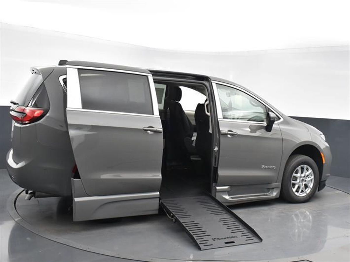 2023 CHRYSLER PACIFICA - Image 4