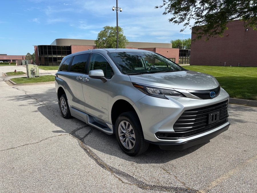 Used 2024 Toyota Sienna Hybrid LE - BraunAbility Side Entry Entry Fold Out Automatic Ramp