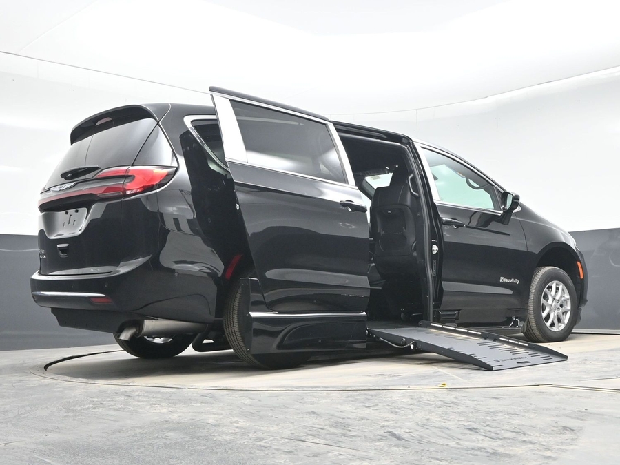 Black Chrysler Pacifica image number 21