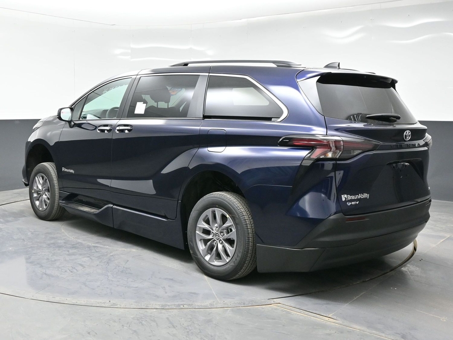 New 2026 Toyota Sienna Hybrid XLE Base - BraunAbility Side Entry Entry Fold Out Automatic Ramp