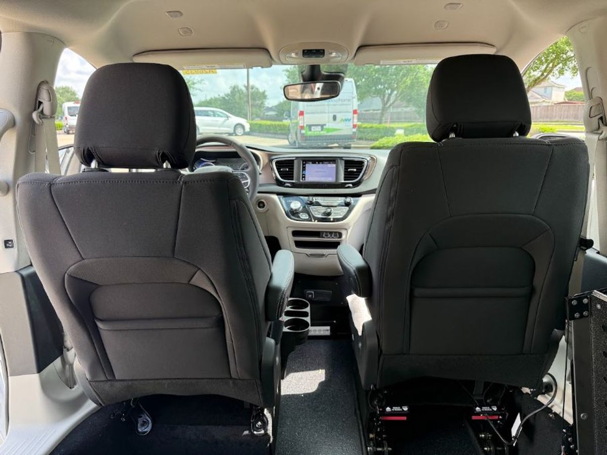 2024 CHRYSLER VOYAGER - Image 13