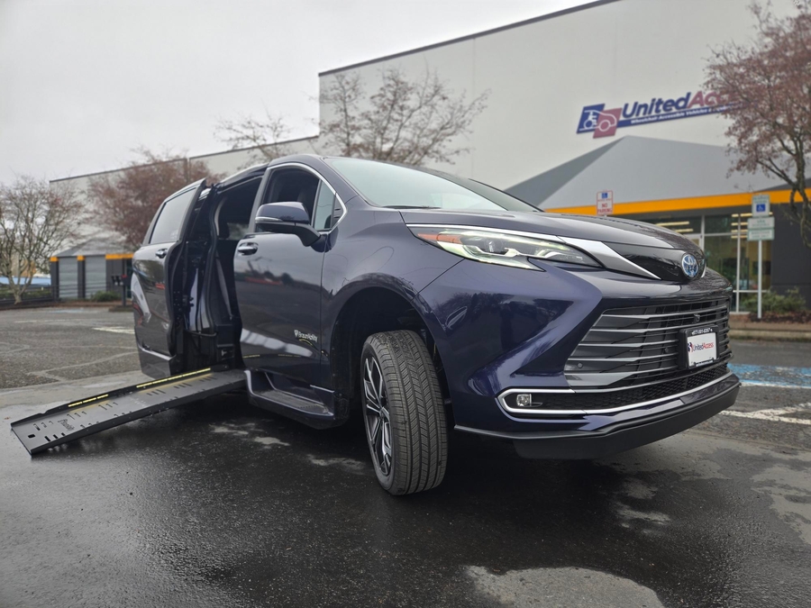 2025 Toyota Sienna Platinum's photo