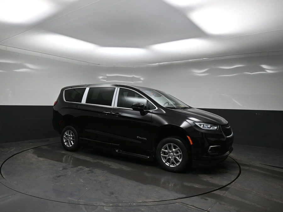 Black Chrysler Pacifica image number 17