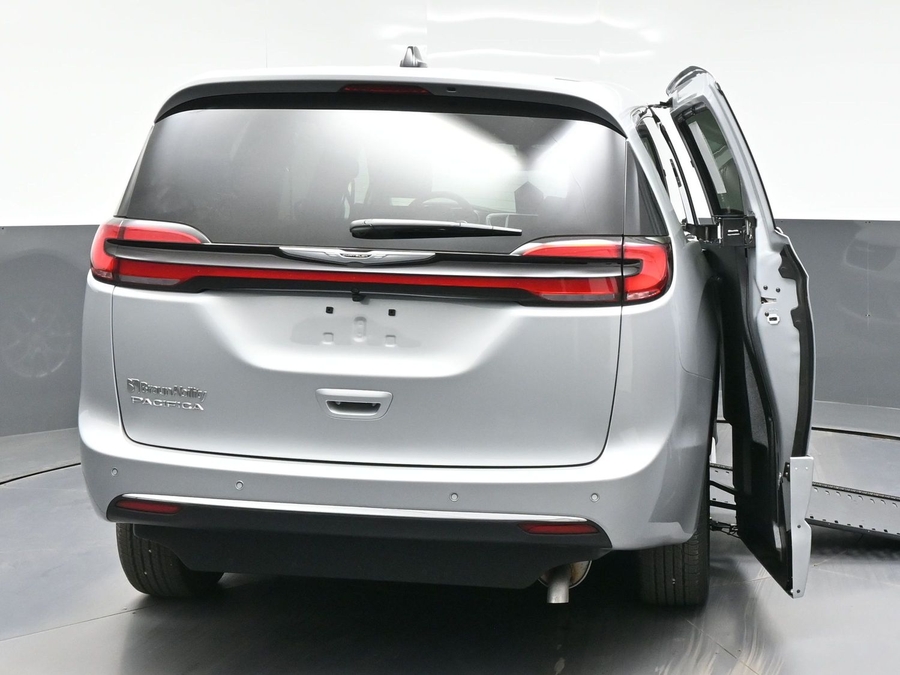 Silver Chrysler Pacifica image number 8