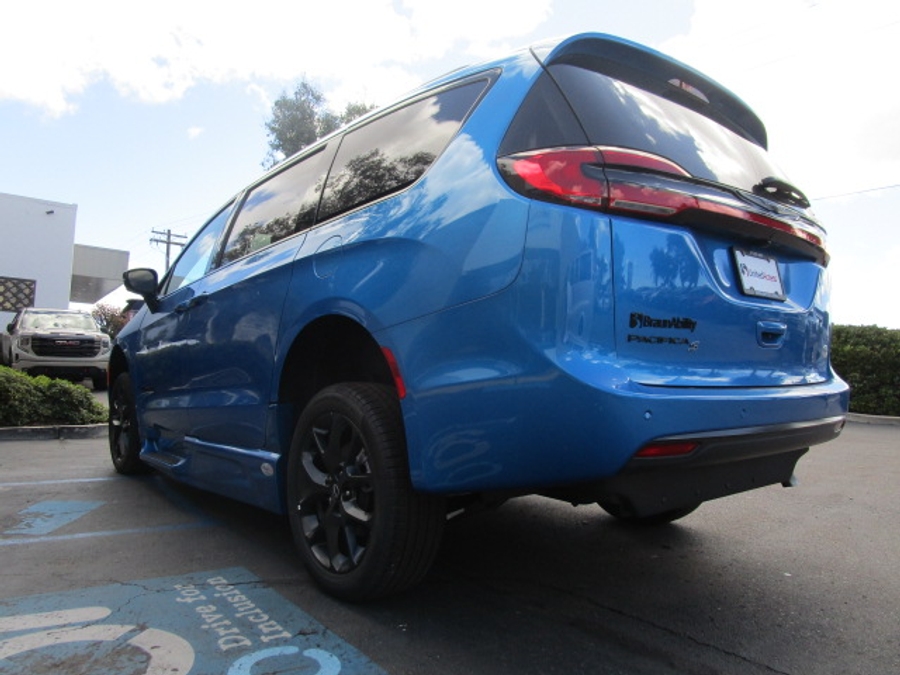 New 2026 Chrysler Pacifica Select Sport - BraunAbility Side Entry Entry In Floor Automatic Ramp