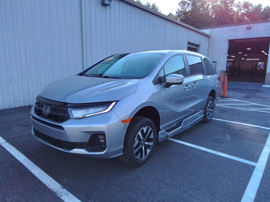 Silver Honda Odyssey image number 27