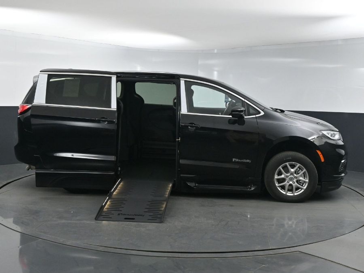 Black Chrysler Pacifica image number 7