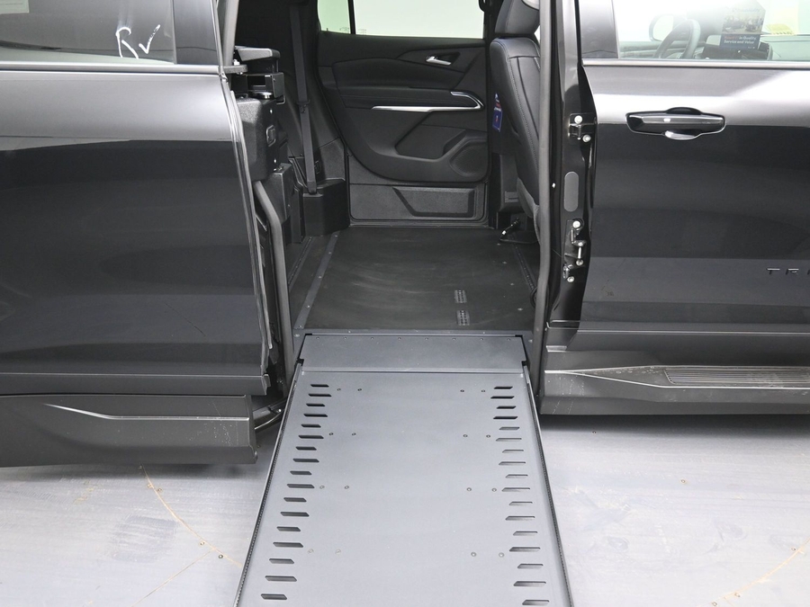 New 2026 Chevrolet Traverse 1LT Midnight - BraunAbility Side Entry In Floor Automatic Ramp