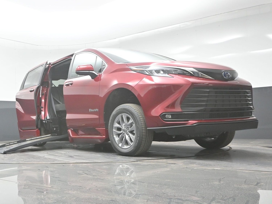 New 2025 Toyota Sienna Hybrid XLE Base - BraunAbility Side Entry Entry Fold Out Automatic Ramp