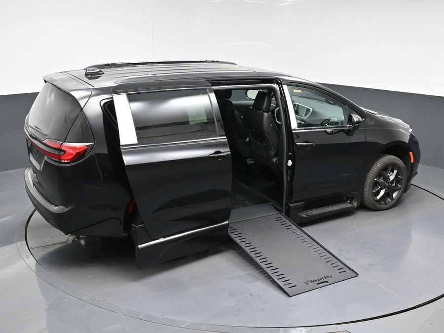 New 2026 Chrysler Pacifica Select Sport - BraunAbility Side Entry In Floor Automatic Ramp