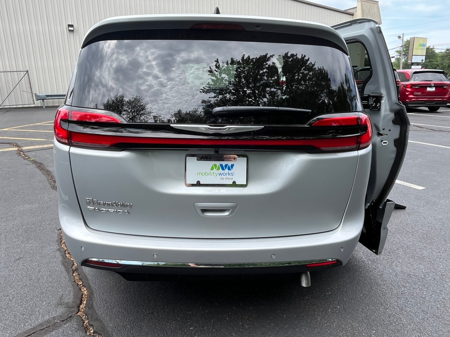 Silver Chrysler Pacifica image number 5