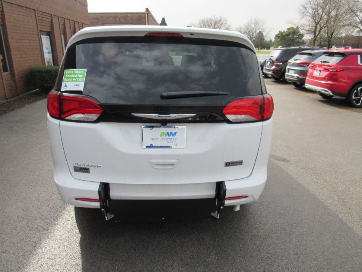 2024 CHRYSLER VOYAGER - Image 11