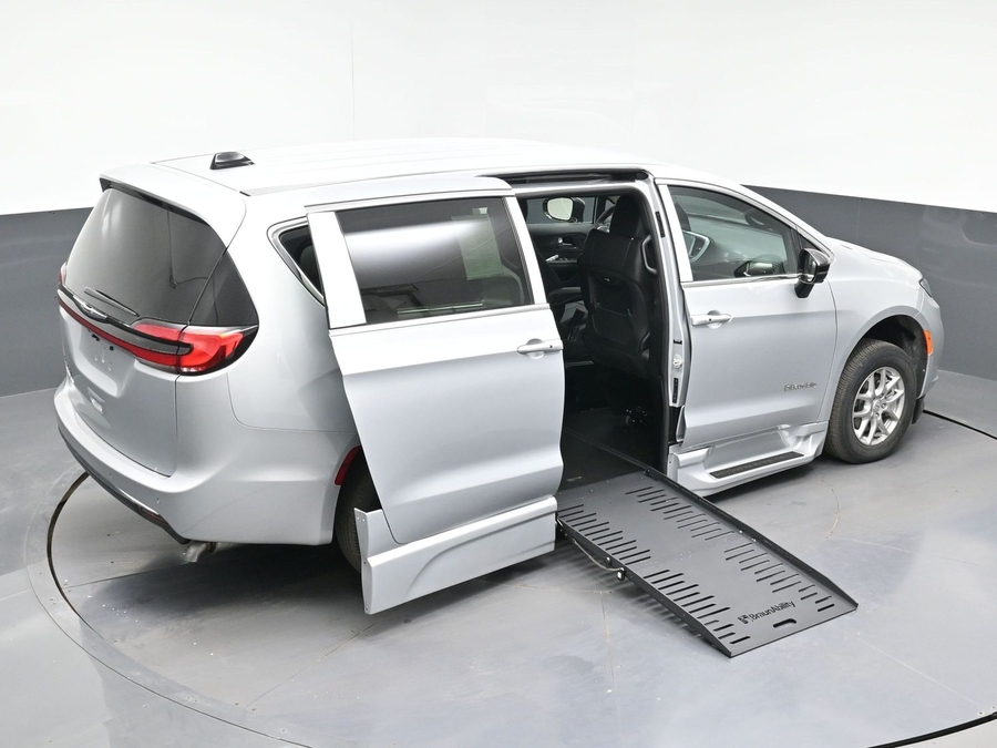 New 2026 Chrysler Pacifica Select Safety - BraunAbility Side Entry Entry Fold Out Automatic Ramp