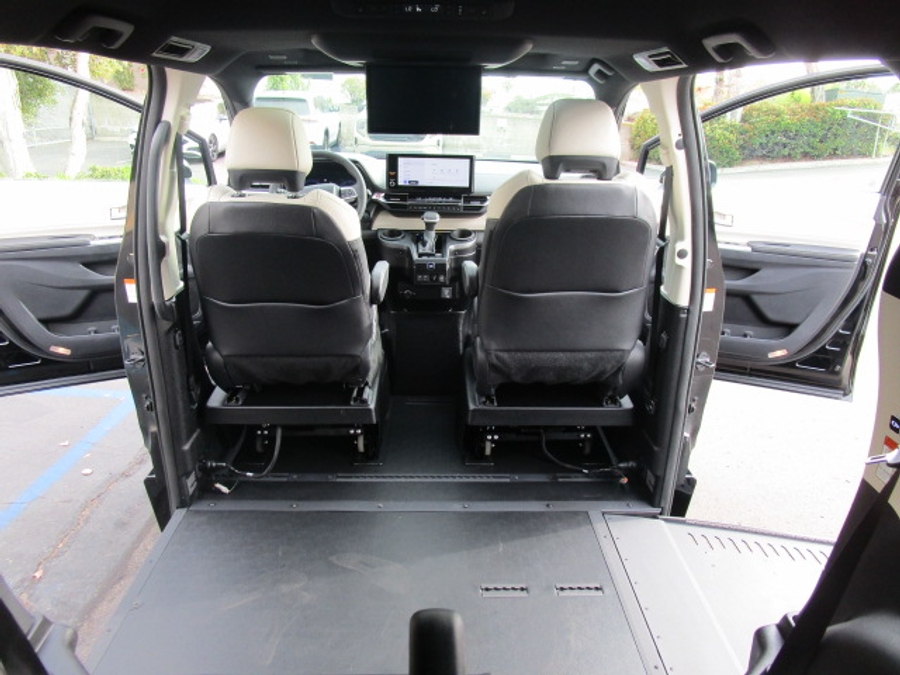 New 2025 Toyota Sienna Hybrid Platinum - BraunAbility Side Entry Entry In Floor Automatic Ramp