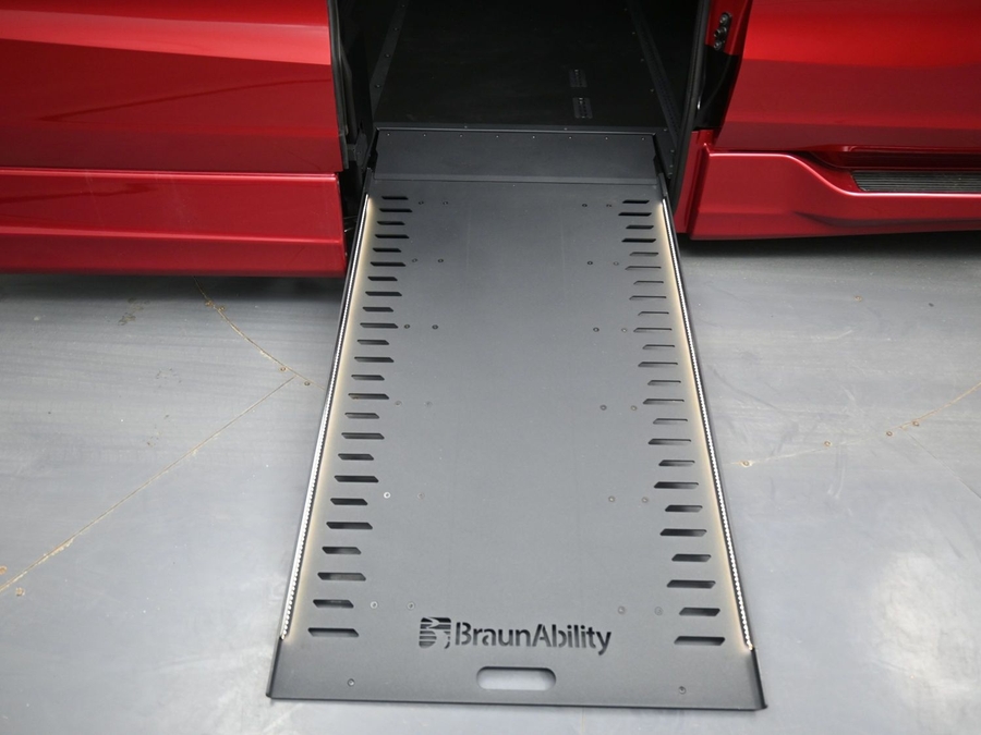 Red Honda Odyssey image number 16