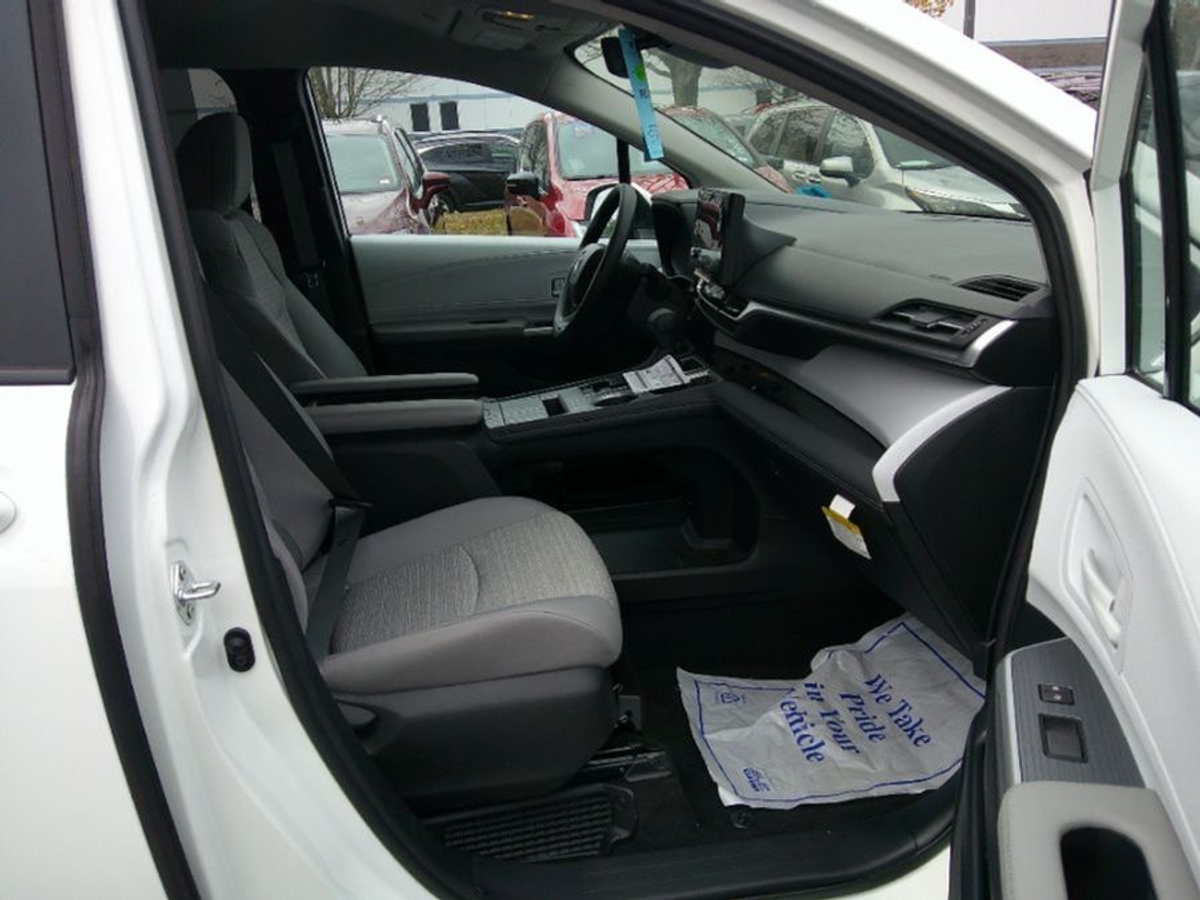 White Toyota Sienna image number 17