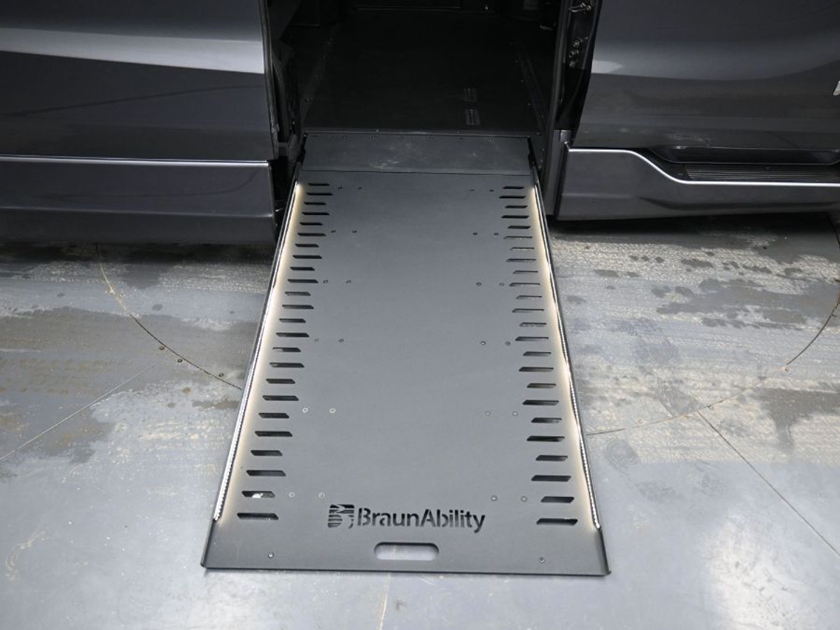 Grey Honda Odyssey image number 10