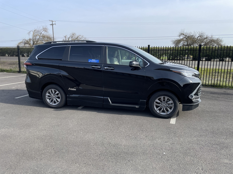 Used 2022 Toyota Sienna Hybrid XLE - AMS Side Entry Entry In Floor Automatic Ramp