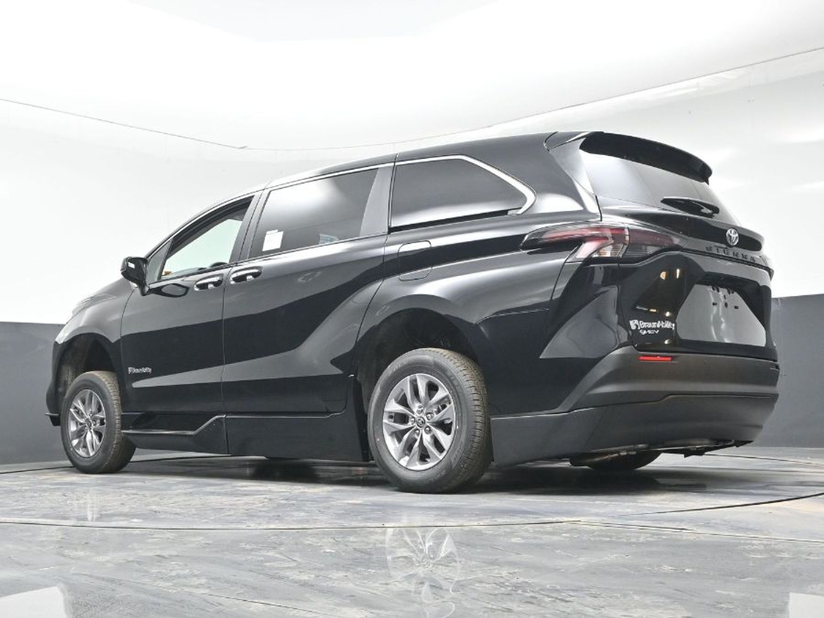 Black Toyota Sienna image number 20
