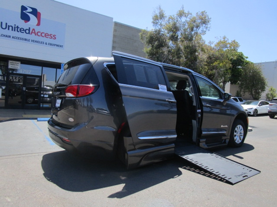 Used 2018 Chrysler Pacifica Touring L - BraunAbility Side Entry In Floor Automatic Ramp
