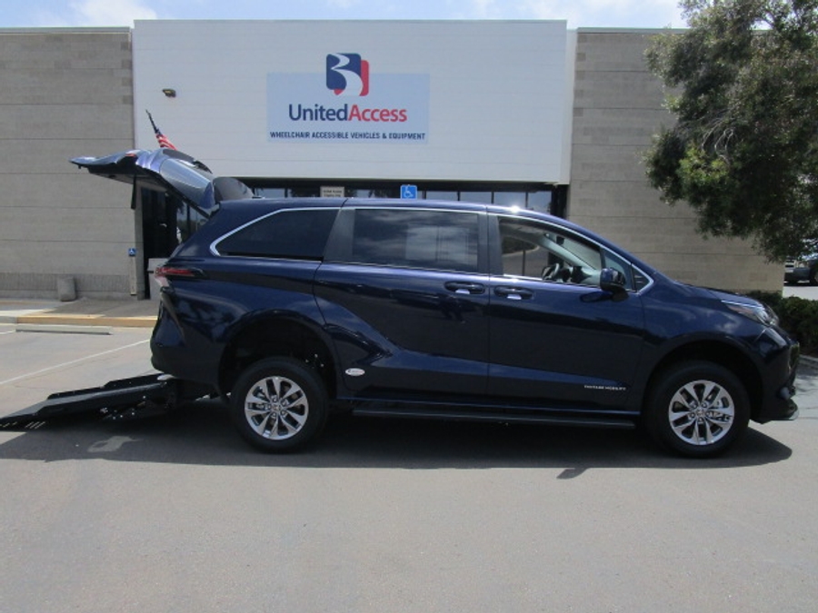 New 2026 Toyota Sienna Hybrid FWD LE - Vantage Mobility Commercial Rear Entry Entry Fold Out Manual Ramp