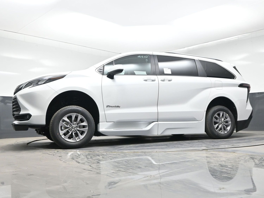 New 2026 Toyota Sienna Hybrid XLE Base - BraunAbility Side Entry Entry Fold Out Automatic Ramp