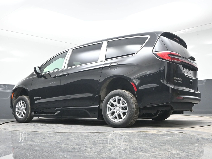 Black Chrysler Pacifica image number 9