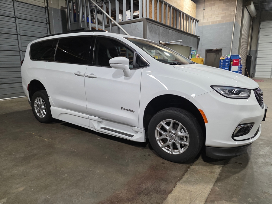 Used 2022 Chrysler Pacifica Touring L - BraunAbility Side Entry Entry In Floor Automatic Ramp