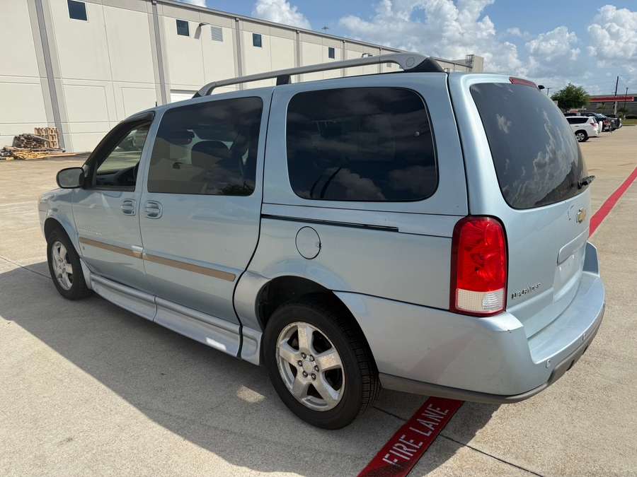 Blue Chevrolet Uplander image number 4