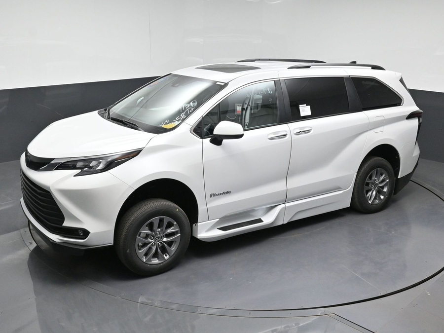 White Toyota Sienna image number 13