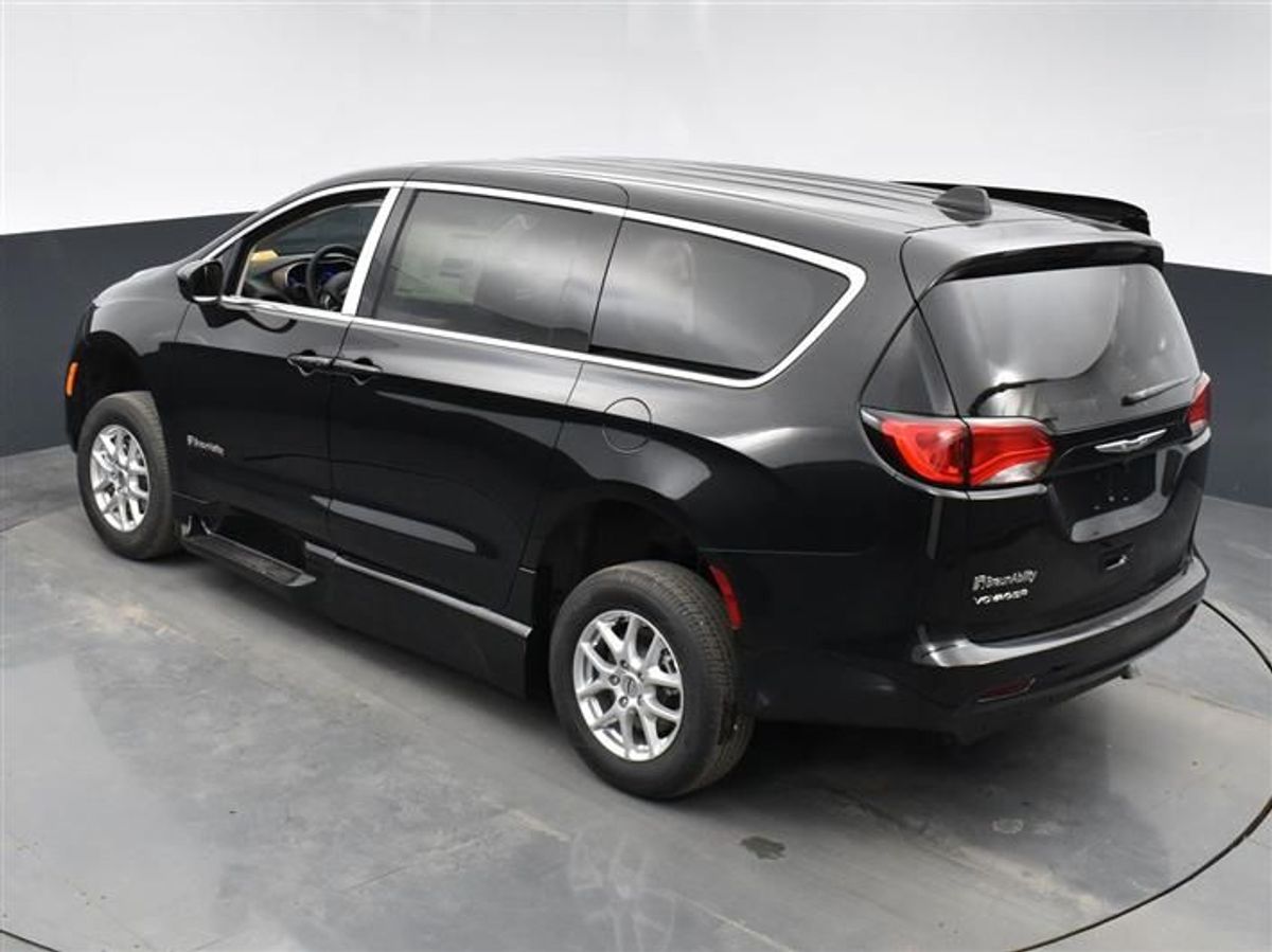 Black Chrysler Voyager image number 4