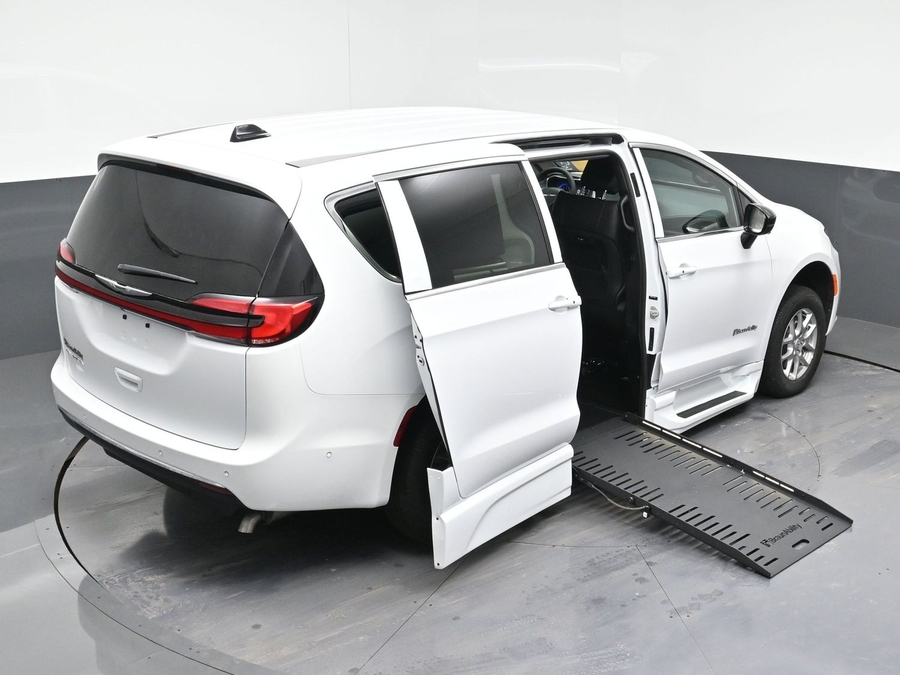 New 2025 Chrysler Pacifica Select Safety - BraunAbility Side Entry Entry Fold Out Automatic Ramp
