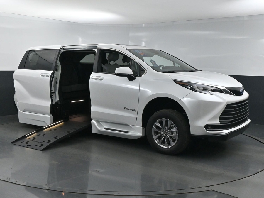 New 2025 Toyota Sienna Hybrid XLE Base - BraunAbility Side Entry Entry Fold Out Automatic Ramp