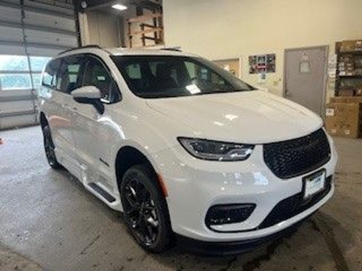 2023 Chrysler Pacifica Touring L - Photo 9