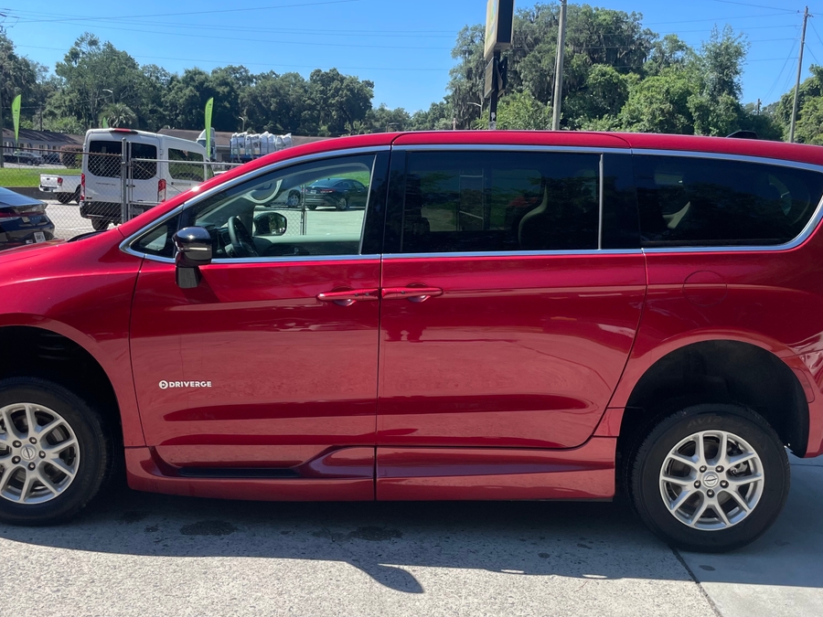 2024 Chrysler Pacifica Touring L - Photo 9