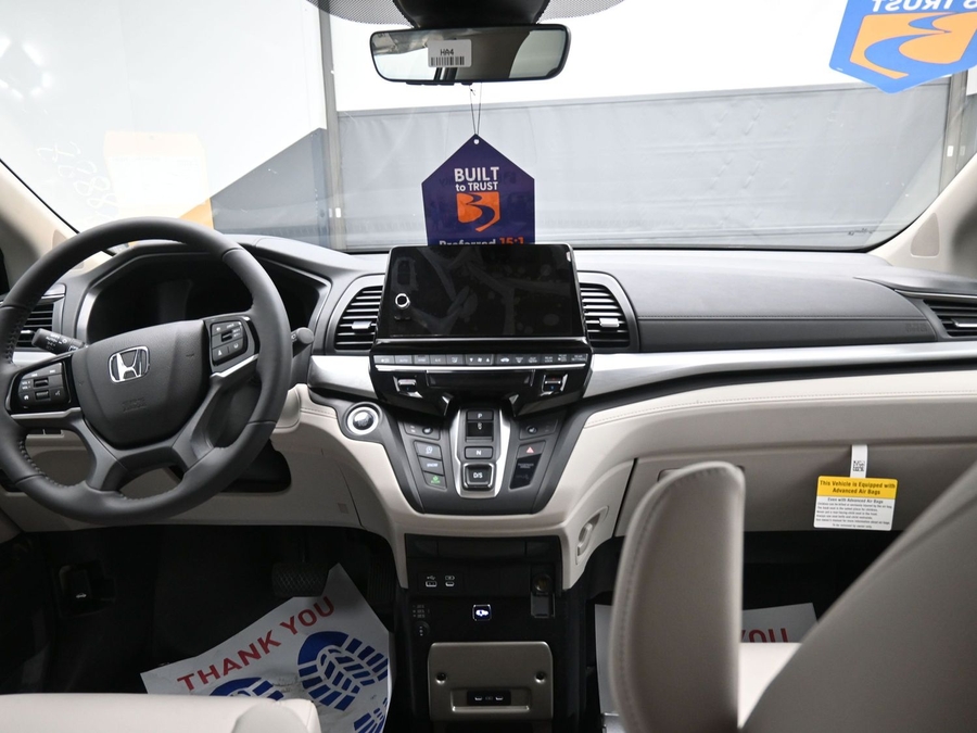 White Honda Odyssey image number 12