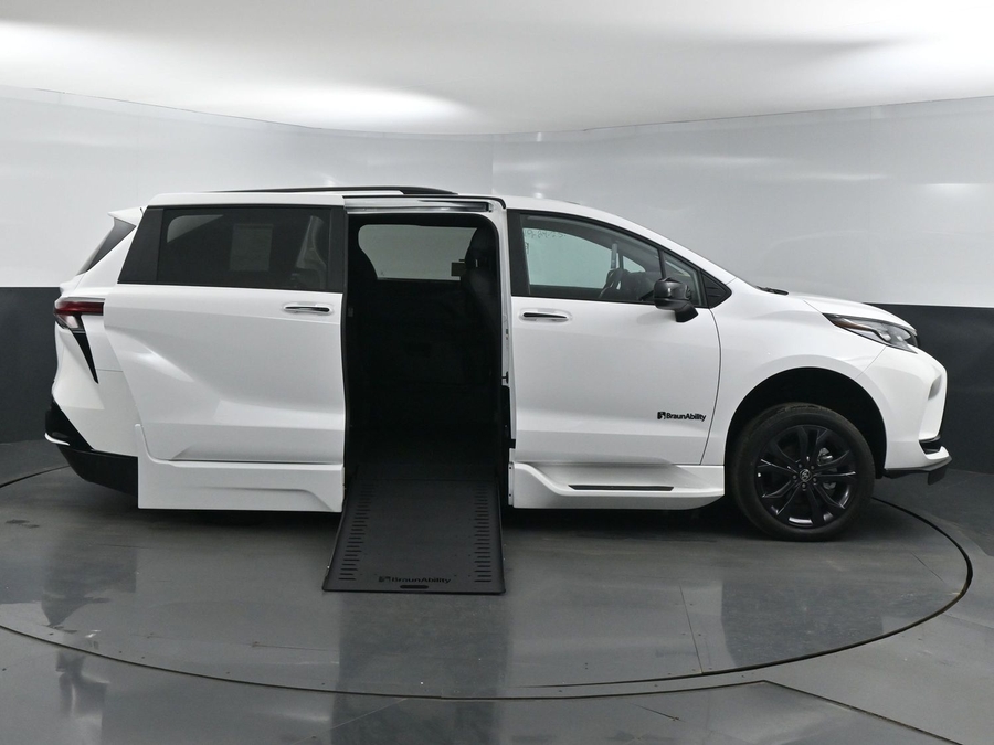 New 2025 Toyota Sienna Hybrid XSE Sport - BraunAbility Side Entry Entry In Floor Automatic Ramp