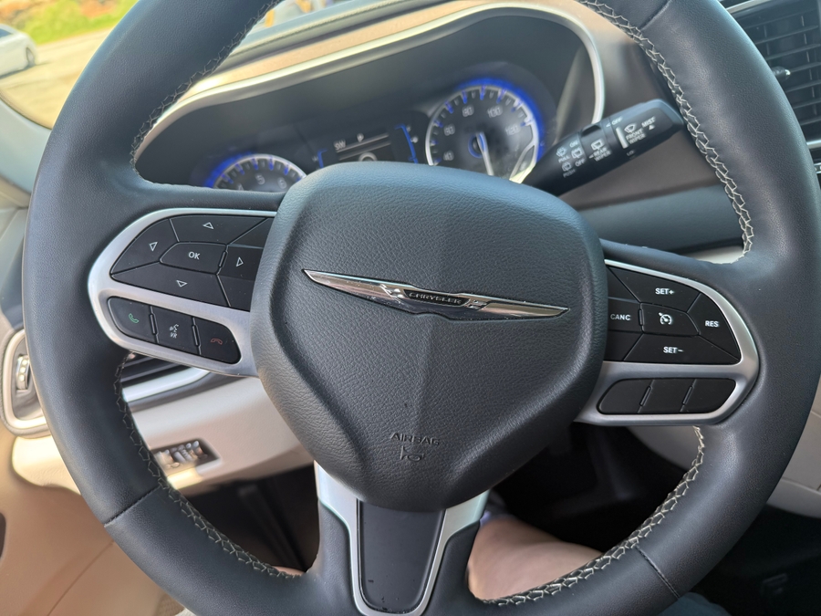Silver Chrysler Voyager image number 4