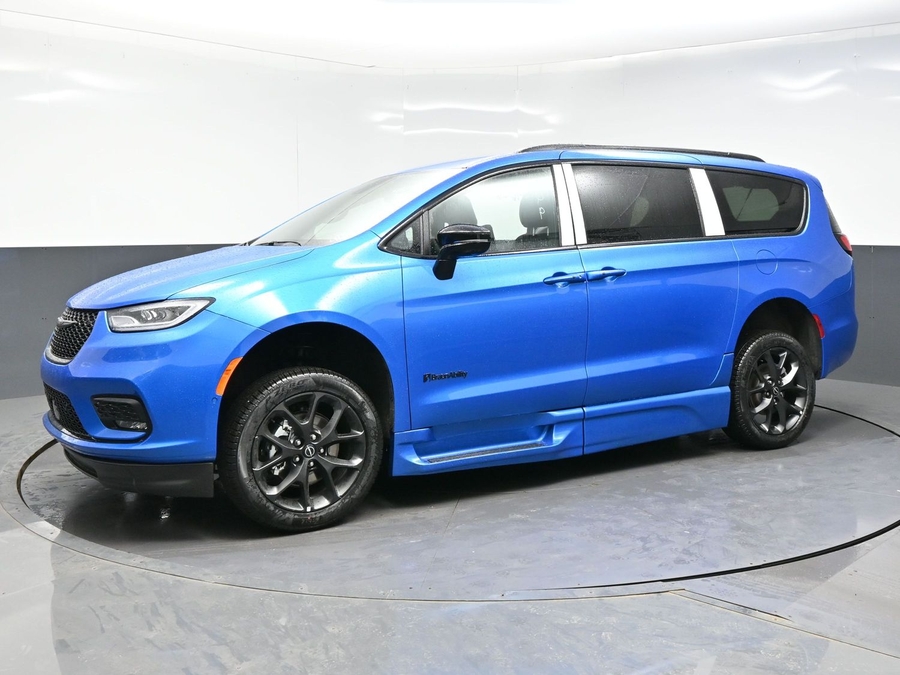 New 2026 Chrysler Pacifica Select Sport - BraunAbility Side Entry Entry Fold Out Automatic Ramp