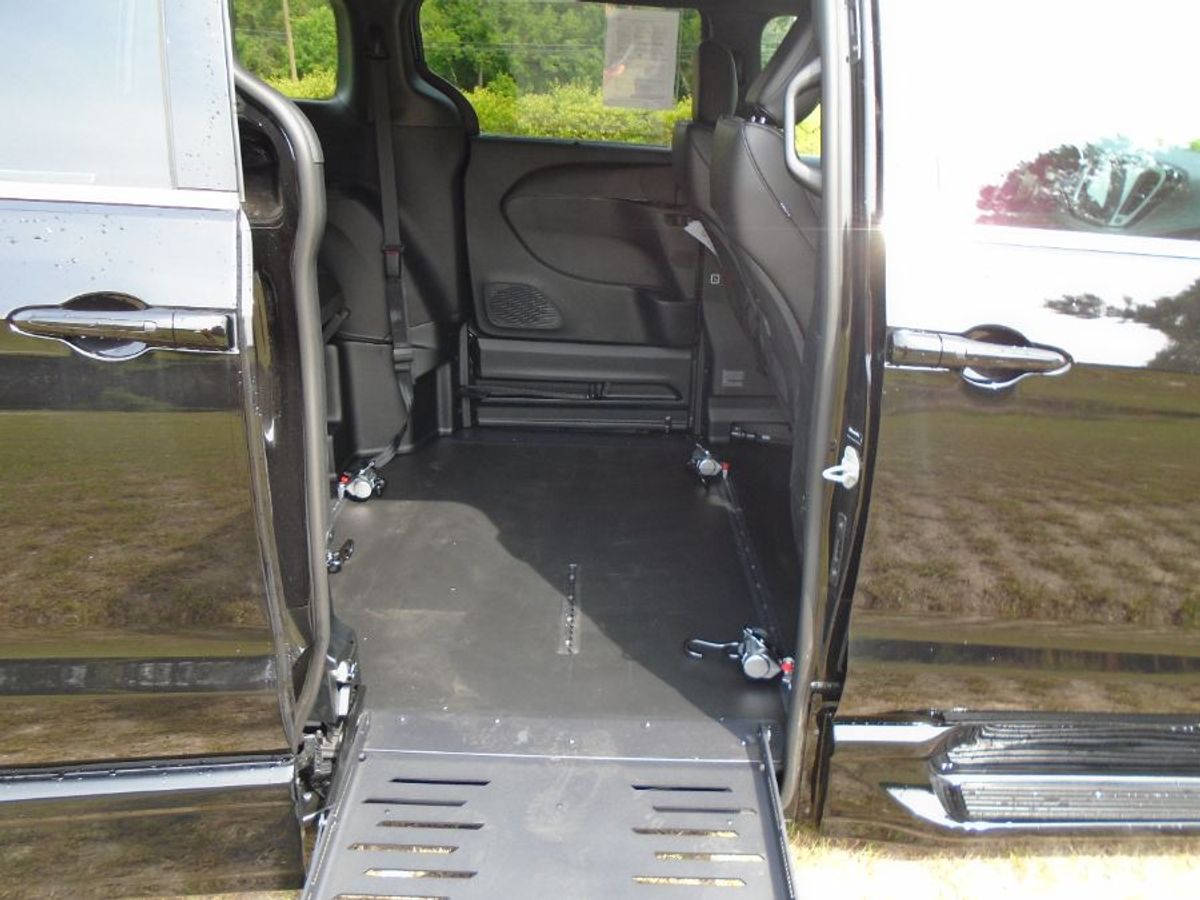 Número de imagen Chrysler Pacifica negro 9