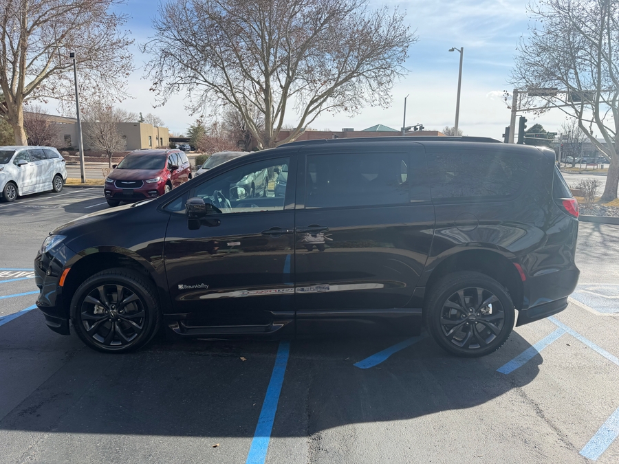 Used 2018 Chrysler Pacifica Touring L - BraunAbility Side Entry Entry In Floor Automatic Ramp