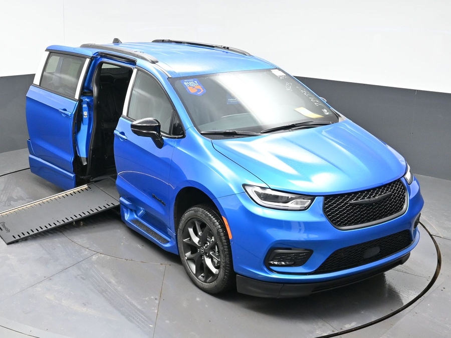 New 2026 Chrysler Pacifica Select Sport - BraunAbility Side Entry Entry In Floor Automatic Ramp