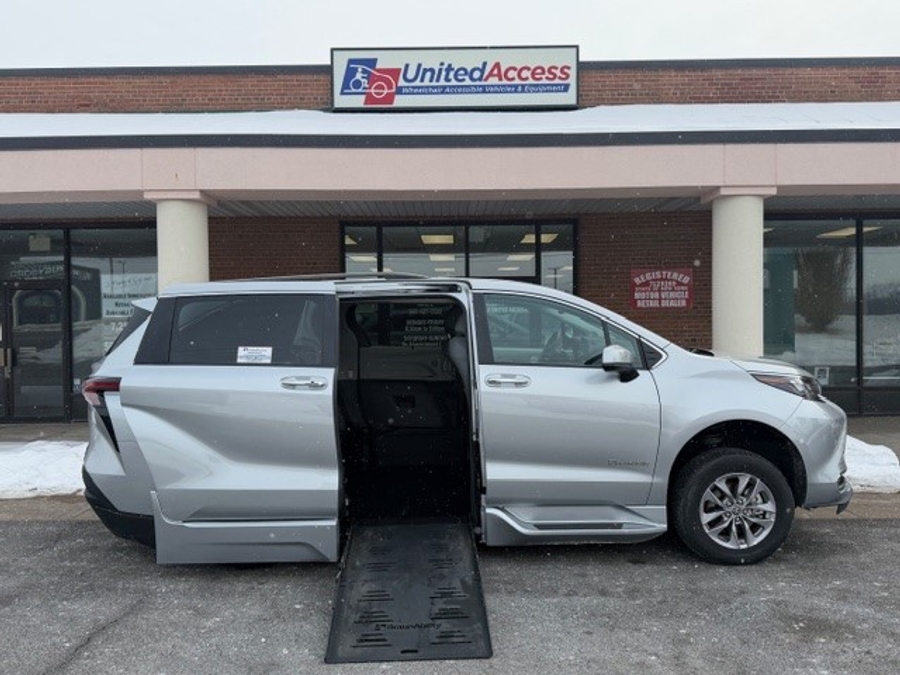 Used 2024 Toyota Sienna Hybrid XLE Plus - BraunAbility Side Entry Entry Fold Out Automatic Ramp