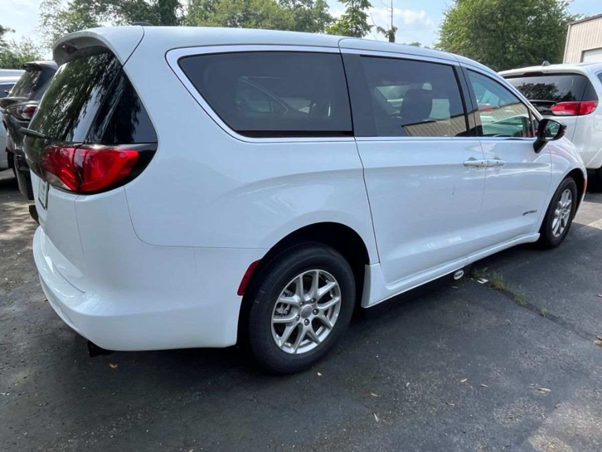 White Chrysler Voyager image number 14