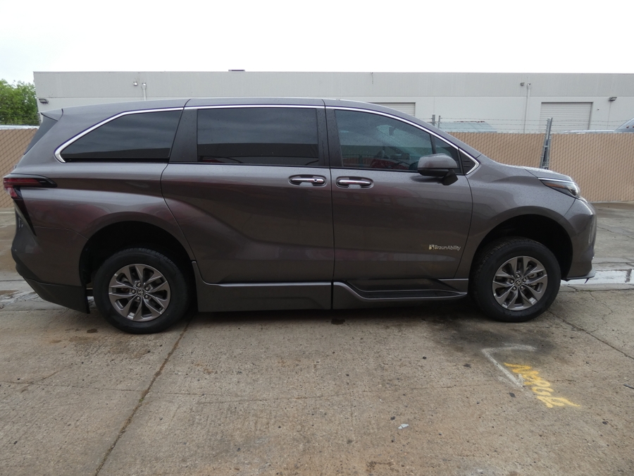 Grey Toyota Sienna image number 11