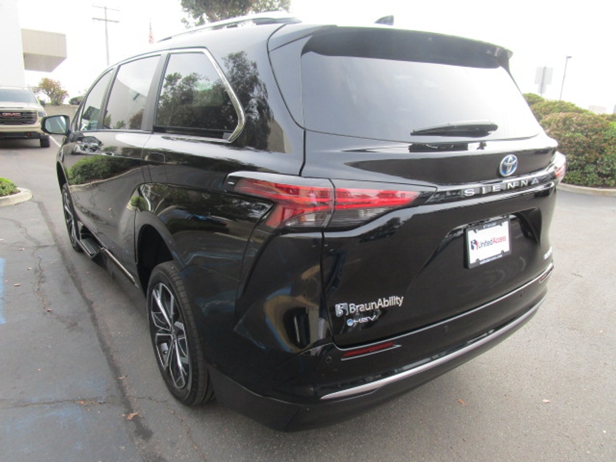 New 2025 Toyota Sienna Hybrid Platinum - BraunAbility Side Entry Entry In Floor Automatic Ramp