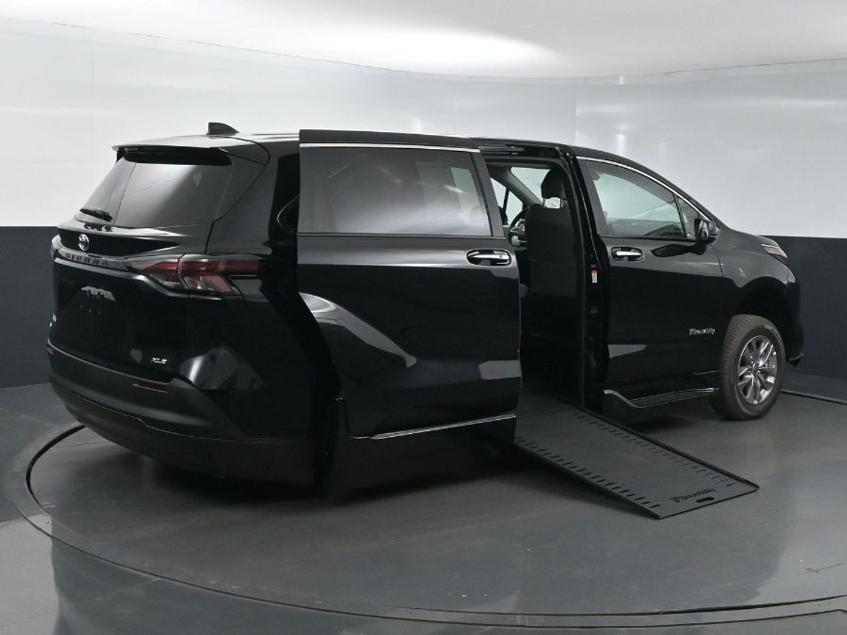 Black Toyota Sienna image number 7