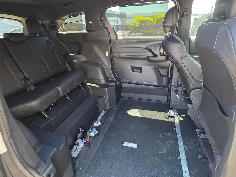 New 2026 Toyota Sienna Hybrid Platinum - VMI Side Entry Entry In Floor Automatic Ramp