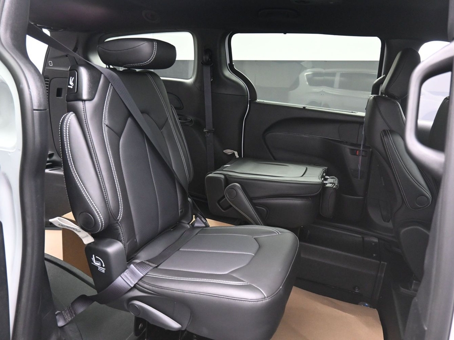 White Chrysler Voyager image number 24