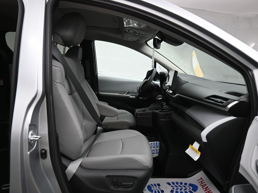 New 2025 Toyota Sienna Hybrid XLE Base - BraunAbility Side Entry Entry Fold Out Automatic Ramp